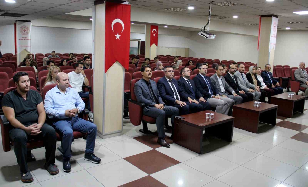 Kayseri İl Sağlık Müdürü Erşan, hastanede yeni hekimlerin uyum eğitimine katıldı