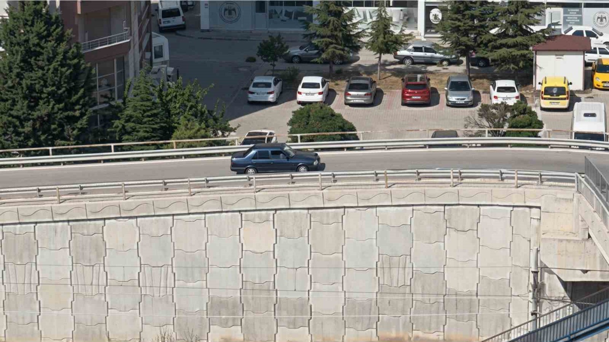 Kırıkkale\'de ehliyetsiz sürücünün kaçışı drona yakalandı, 80 bin lira ceza kesildi