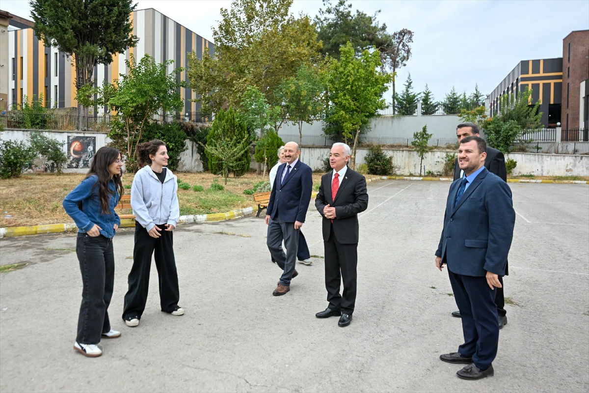Kırklareli Valisi Turan, iki liseyi ziyaret edip öğrencilerle sohbet etti