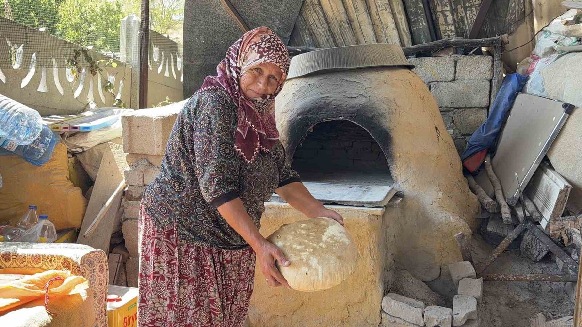 Kırklareli\'de 64 yaşındaki Güllü Saykaç, taş fırın ekmeğinin yapımını anlattı