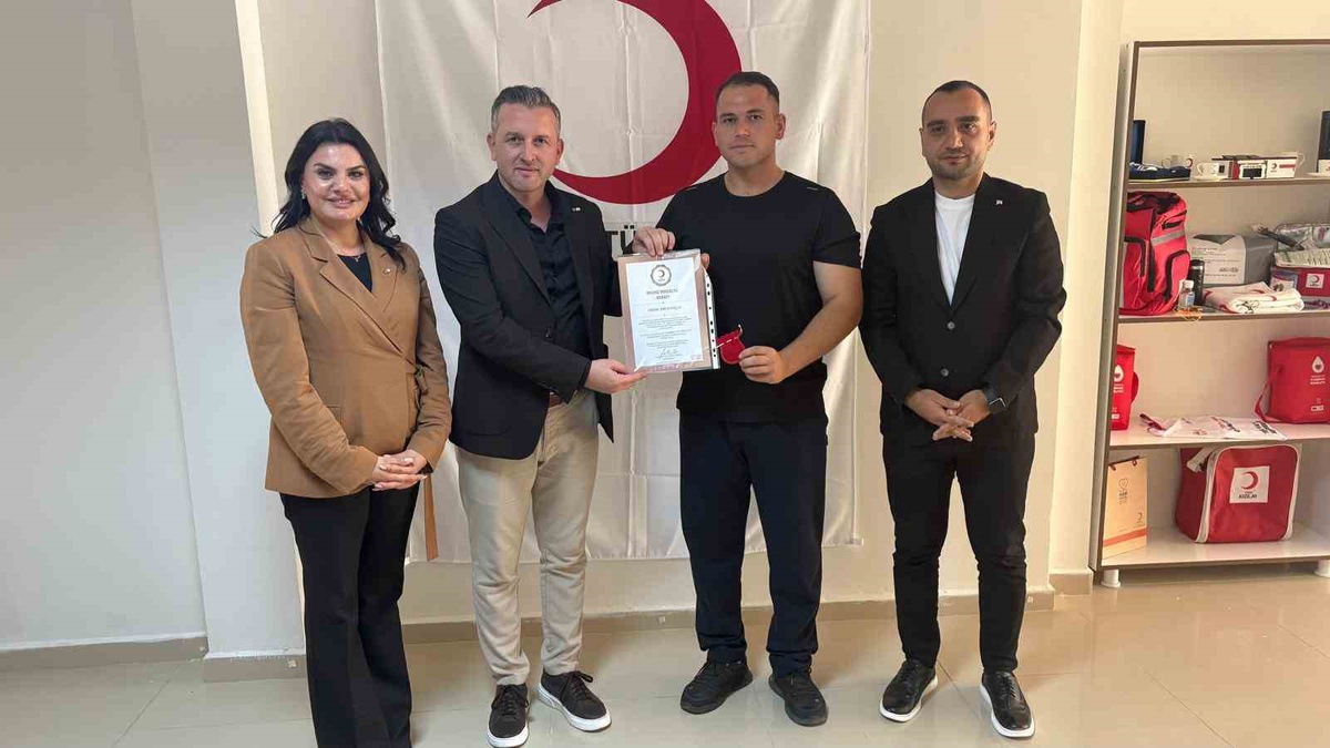 Tunceli\'de 26\'ncı kez kan bağışında bulunan Serdar Çetindağ\'a gümüş madalya verildi
