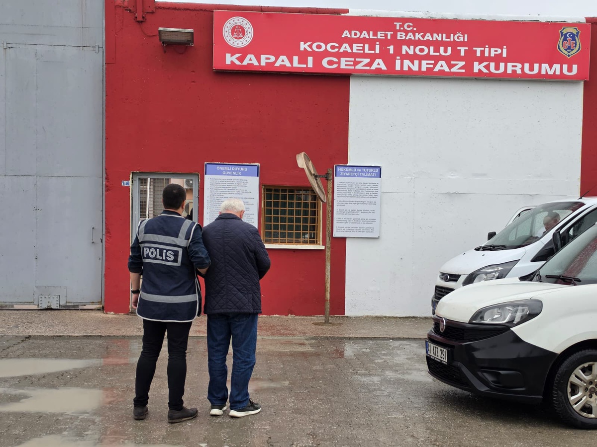 Kocaeli Derince\'de M.Y., 26 suçtan kesinleşmiş 50 yıl 3 ay hapis cezasıyla yakalandı