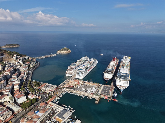 Kuşadası'na 4 kruvaziyerle 11 bin 811 turist geldi, bazıları Efes'i gezdi
