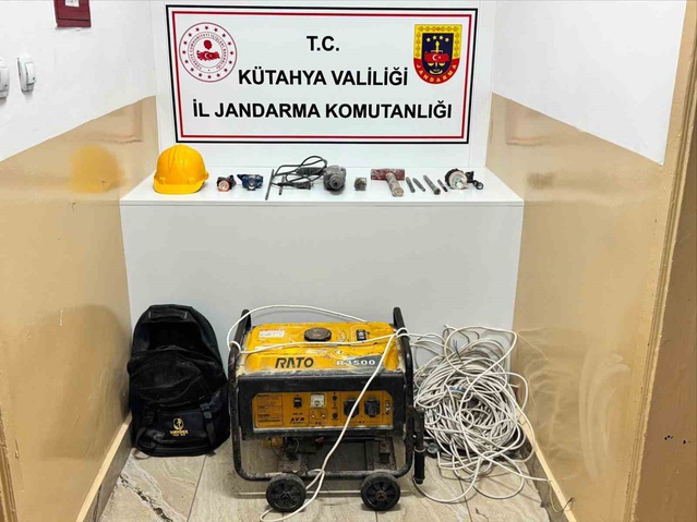 Kütahya Gelinkaya'da izinsiz kazıya jandarma operasyonu, 2 şüpheli gözaltına alındı