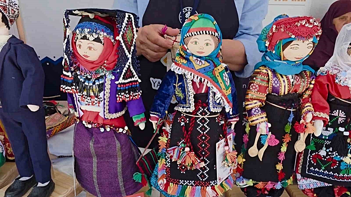 Zekiye Eröz, Kütahya yöresel kıyafetlerini bez bebeklerle gelecek nesillere aktarıyor