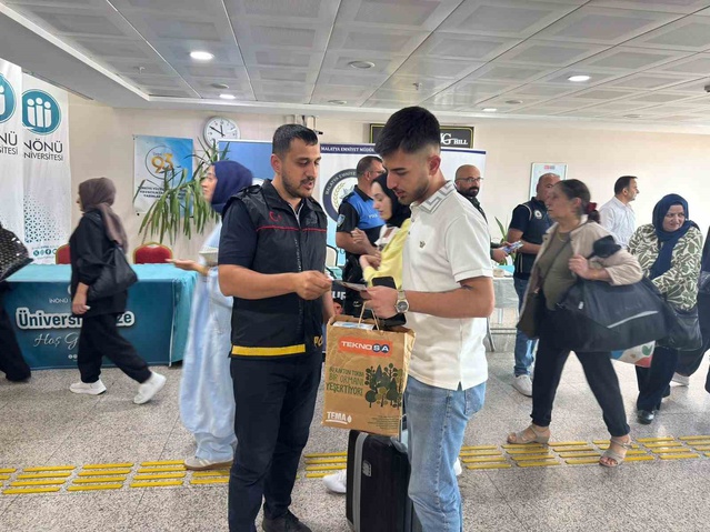 Malatya'da emniyet, otogar ve garda öğrenci ve velilere UYUMA ile KADES'i anlattı