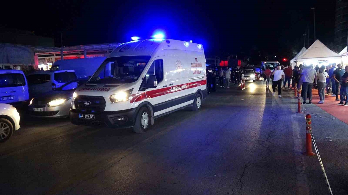 Malatya\'da park yeri tartışması bıçaklı kavgaya dönüştü, 4 kişi yaralandı