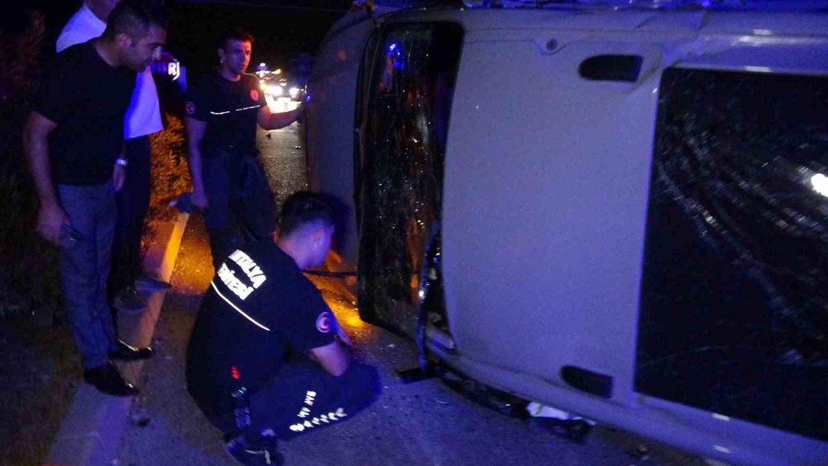 Manavgat\'ta her iki sürücü kırmızı ışık ihlali yaptı, 2\'si Polonyalı 3 kişi yaralandı