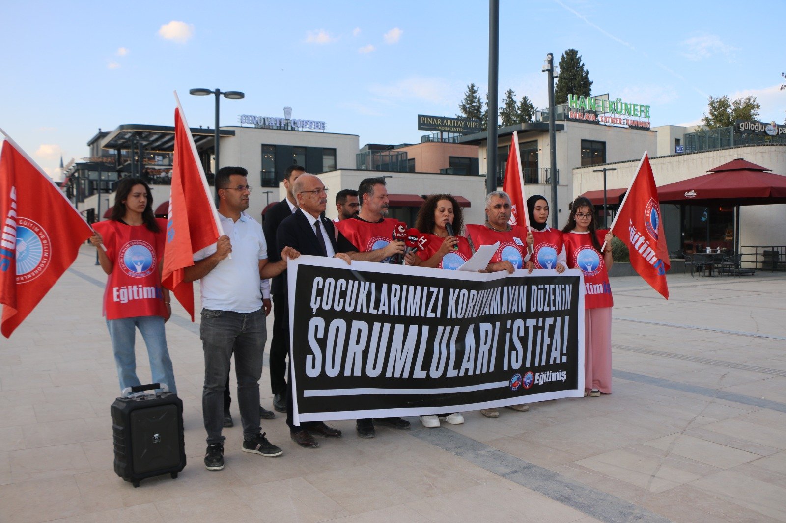 Eğitim-İş Adıyaman, Turgutlu'da 11 yaralı öğrenci için 7 bakanlıktan hesap sordu