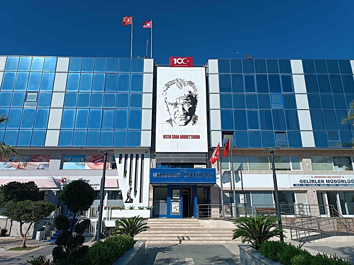 Menderes Belediyesi\'ne ikinci dalga operasyon! Eski başkanvekili dahil 9 şüpheli gözaltında