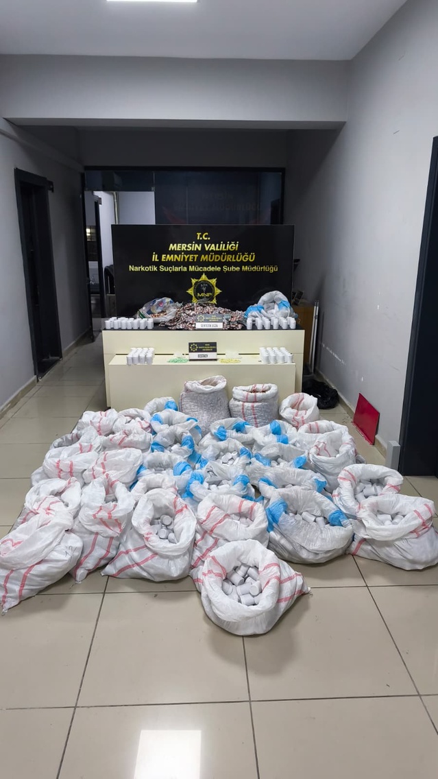 Mersin'de hastane otoparkındaki minibüste 256 bin 900 sentetik hap ele geçirildi