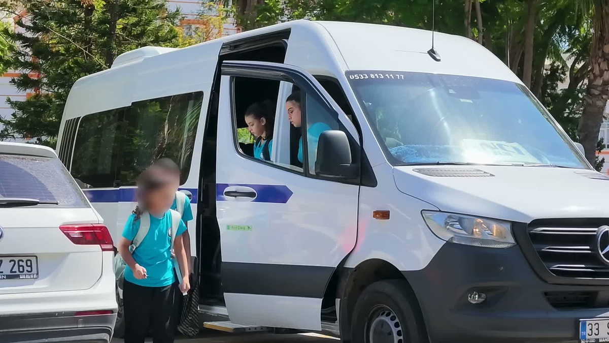 Mersin\'de okul servisleri Barbaros Ortaokulu önünde denetimden geçirildi