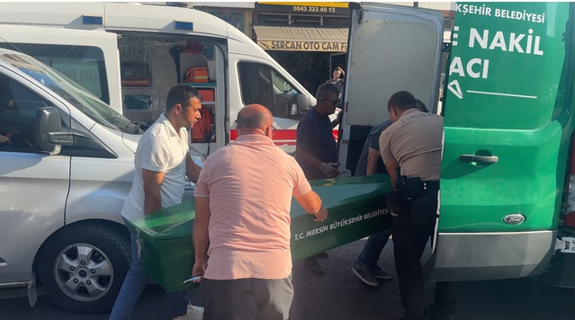 Mersin Erdemli'de yolun karşısına geçen Pakize Aksay'a akaryakıt tankeri çarptı, öldü