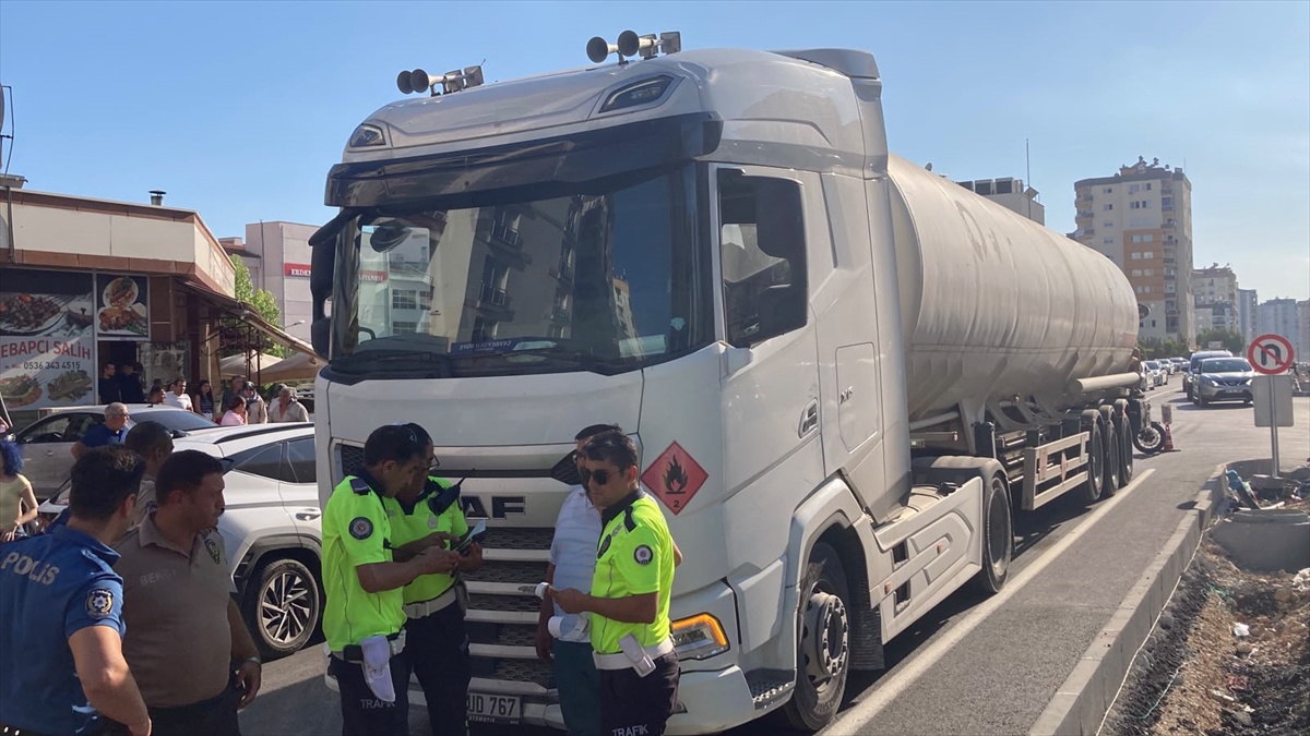 Mersin Erdemli\'de tankerin çarptığı kadın yaşamını yitirdi, sürücü gözaltına alındı
