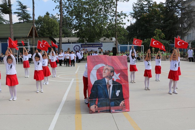 Merzifon'da İlköğretim Haftası töreni yapıldı, Kaymakam okulların önemini anlattı