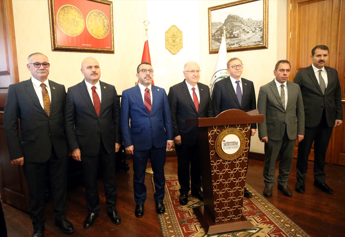 Milli Savunma Bakanı Güler, Kars Valiliğinde kent çalışmaları hakkında bilgi aldı