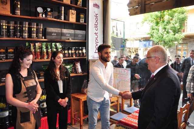 Kars'ta esnafı ziyaret eden Milli Savunma Bakanı Güler, çocuklara oyuncak dağıttı
