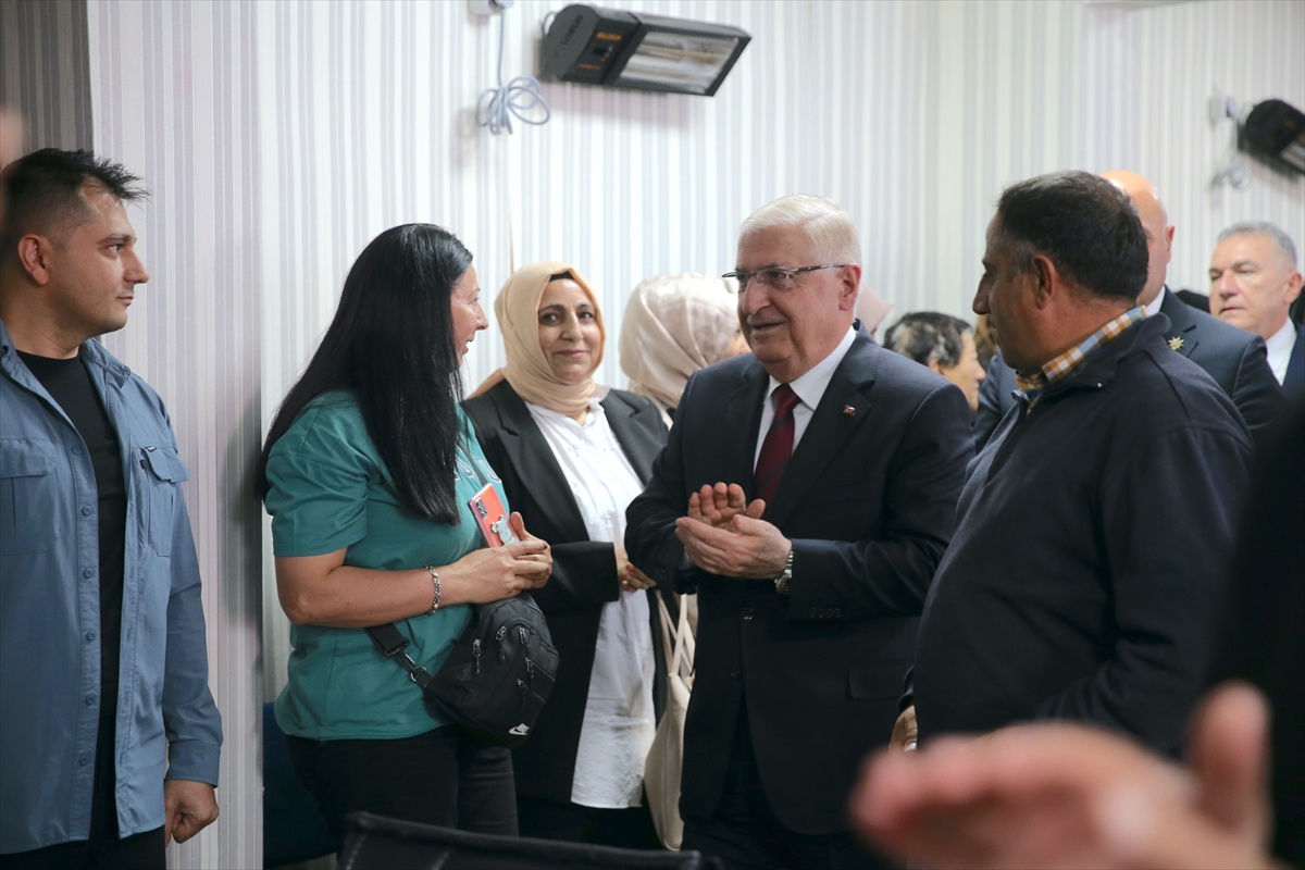 Milli Savunma Bakanı Yaşar Güler, Kars\'ta partisinin il teşkilatıyla buluştu: