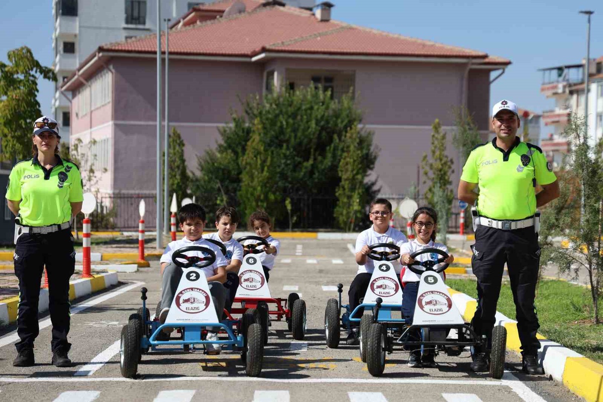 Minik sürücüler trafik kurallarını eğlenerek öğrendi