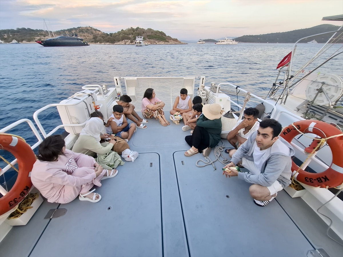 Muğla Bodrum açıklarında 48 düzensiz göçmen yakalandı; 4 kaçakçılık şüphelisi gözaltında