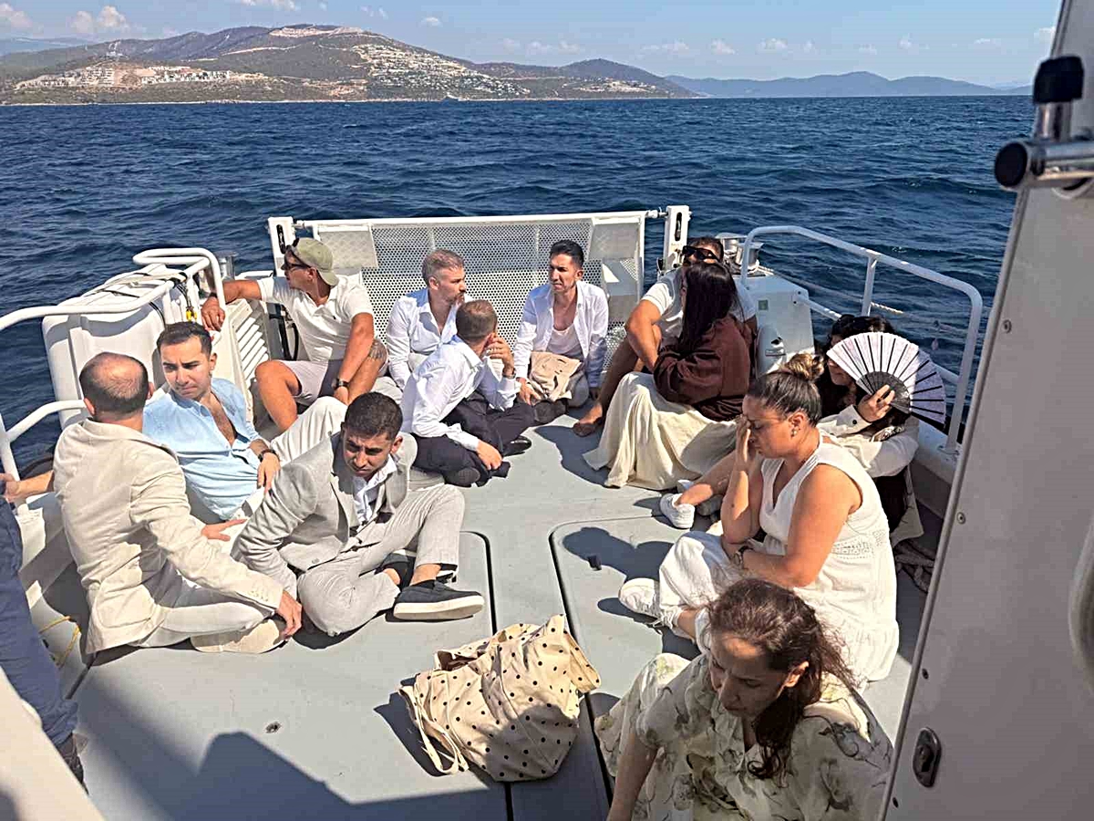 Sahil Güvenlik Muğla Milas açıklarında 14 göçmen ve 2 kaçakçılık şüphelisi yakaladı