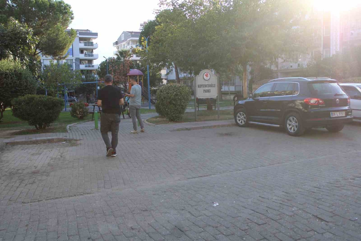 Aydın Efeler\'de tüfekle gezen 2 şüpheli, silahı minibüs altına saklayıp yakalandı