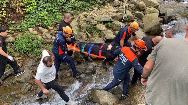 Rize Çayeli'de kontrolden çıkan otomobil dereye devrildi, 6 kişi yaralandı