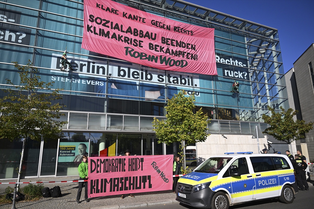 Robin Wood aktivistleri CDU Berlin binasının çatısına iklim protestosu için çıktılar