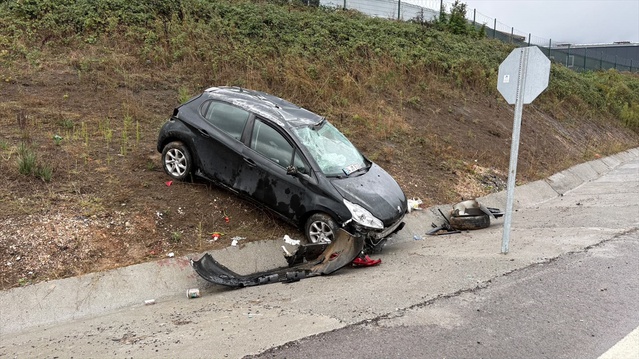 Sakarya Hendek'te kaygan yolda takla atan otomobilde 2 kişi yaralandı