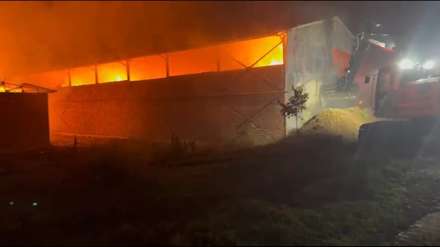 Samsun Bafra'da ot kırma makinesinden çıkan yangında 400 ton yonca yandı