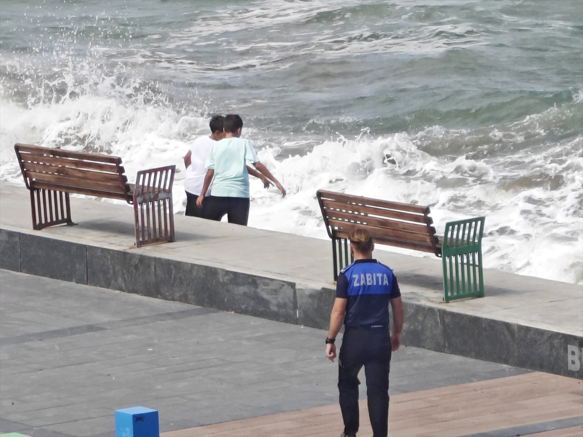 Samsun Yakakent\'te sert dalgalara rağmen sahilde oynayan iki çocuk zabıtaca uyarıldı