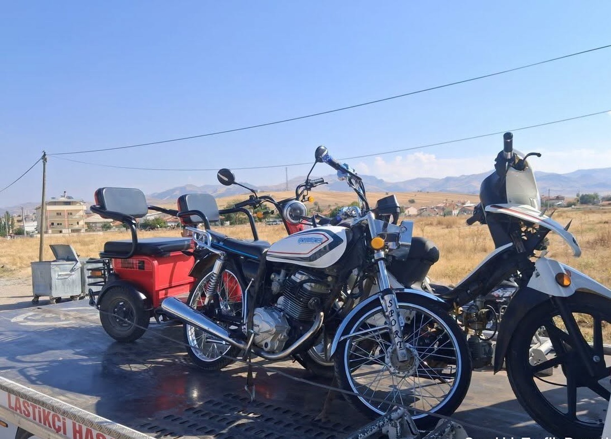 Afyonkarahisar Sandıklı\'da 2 plakasız, 1 katlanır plakalı motosiklet trafikten men edildi