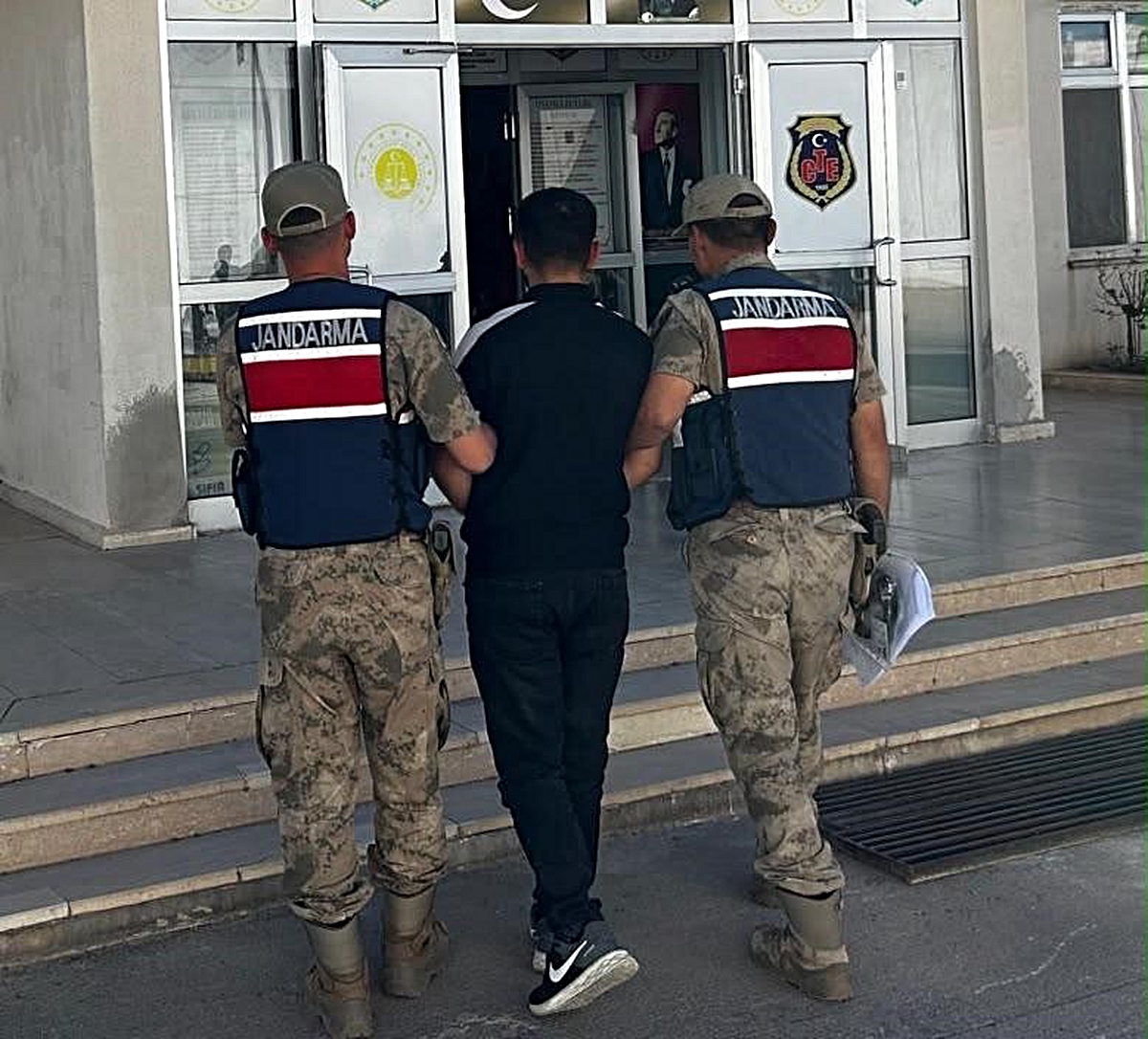 Şanlıurfa Viranşehir\'de jandarma, 5 yıl kesinleşmiş hapis cezası olan şahsı yakaladı