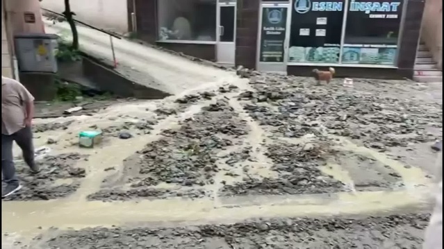 Sinop Ayancık'ta sağanak Panayır Alanı esnafını vurdu, istinat duvarlarında çökmeler oldu