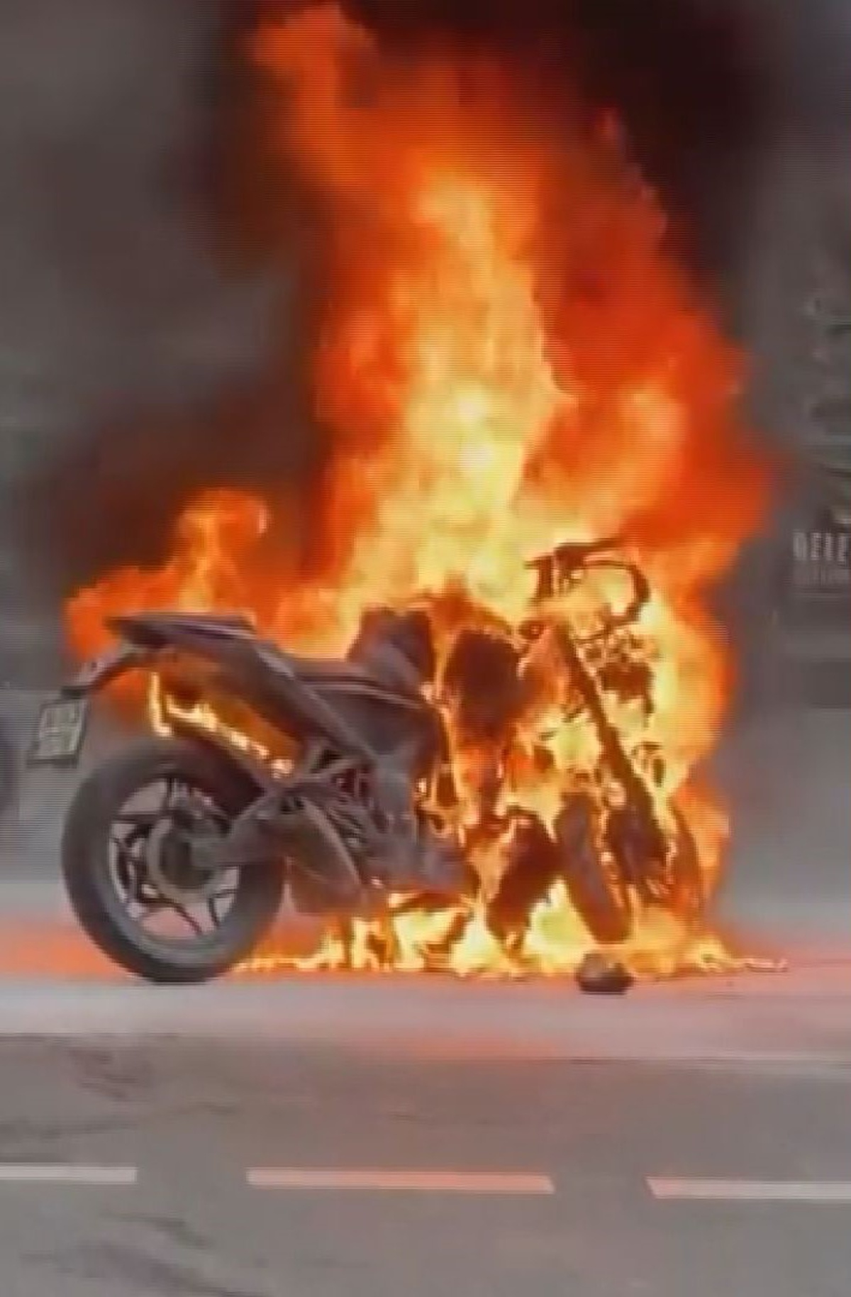 Şişli\'de motosiklette önce duman ardından alev çıktı, araç kullanılamaz hale geldi