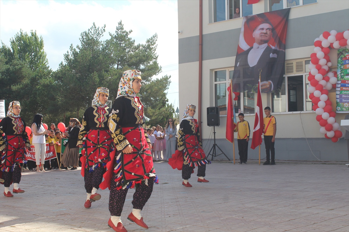 İlköğretim Haftası programı Sivas Şarkışla\'da Gürçayır beldesinde yapıldı