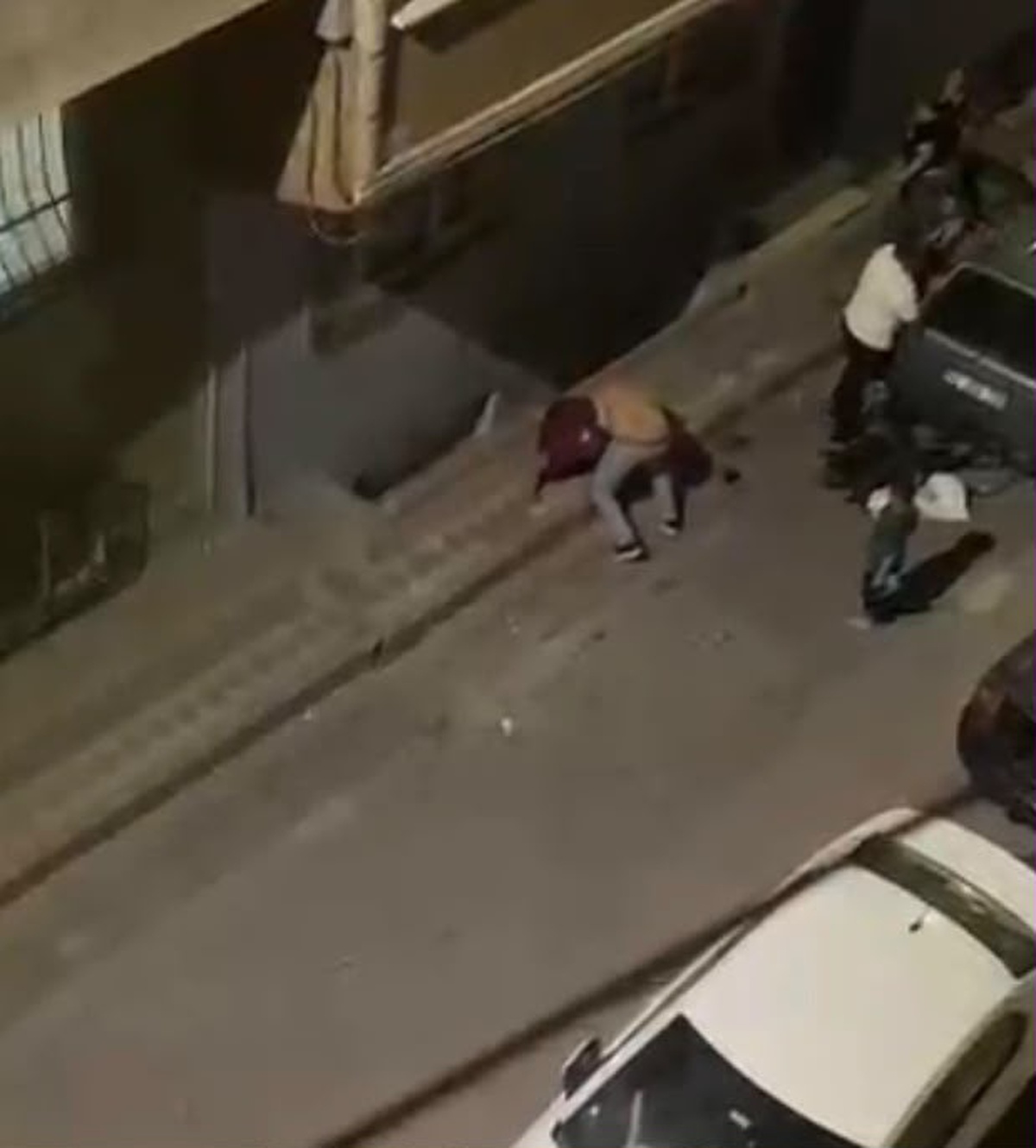 Sultangazi\'de akraba kavgasında kadına yumruk atan kişi bebek arabasını fırlattı