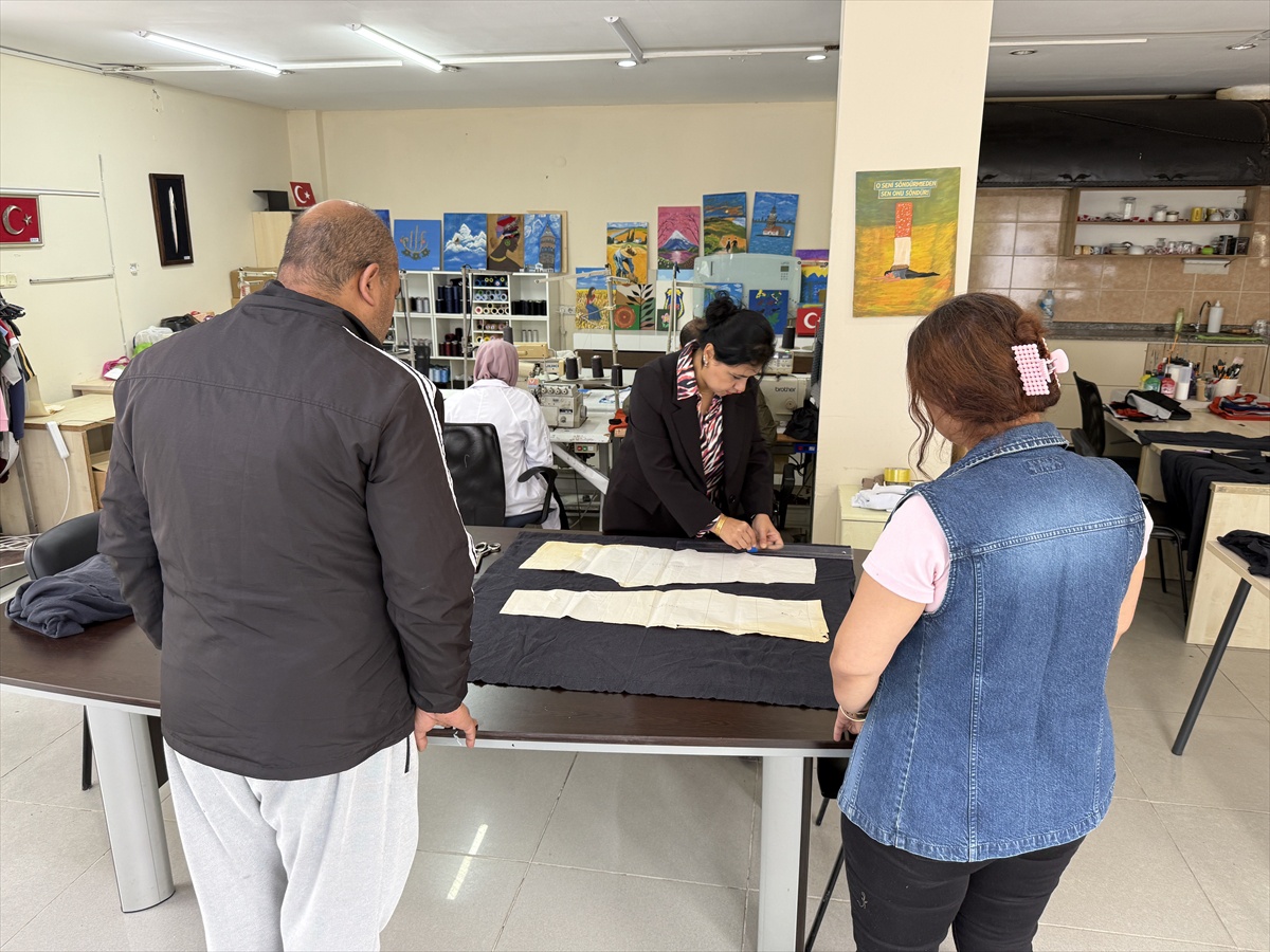 Tekirdağ\'da denetimli serbestlik yükümlüleri özel öğrenciler için kıyafet dikiyor