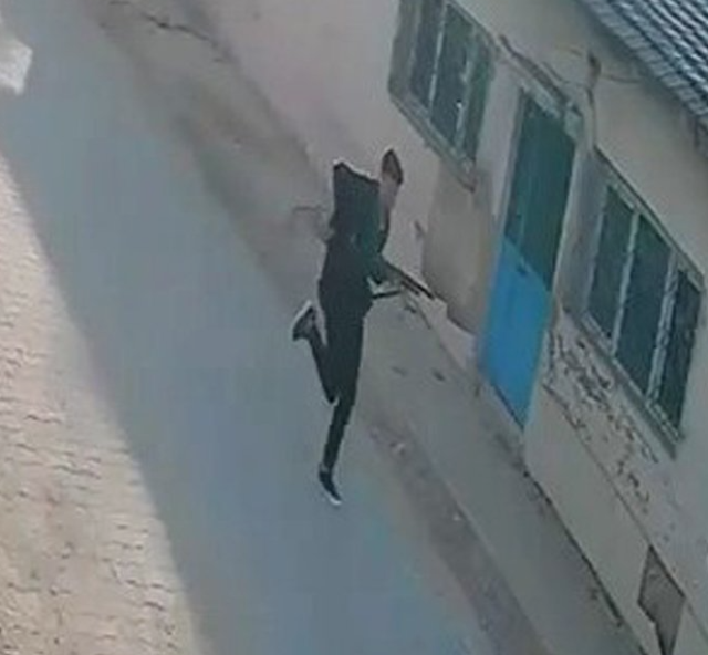 Telefonunu sıfırlayıp saldırıya gitmiş! Odasından çıkanlar pes dedirtti