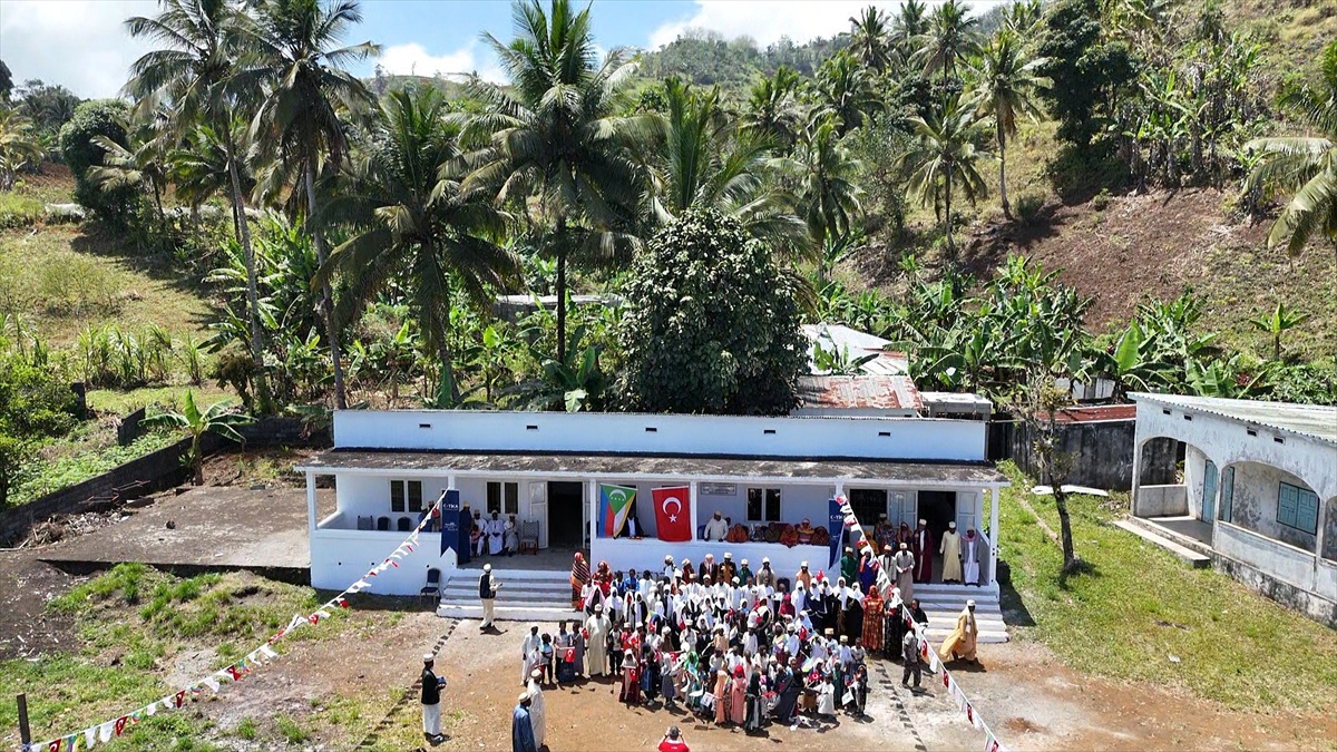 Komorlar\'da yaklaşık 200 öğrencinin eğitim gördüğü okulun tadilatını TİKA tamamladı