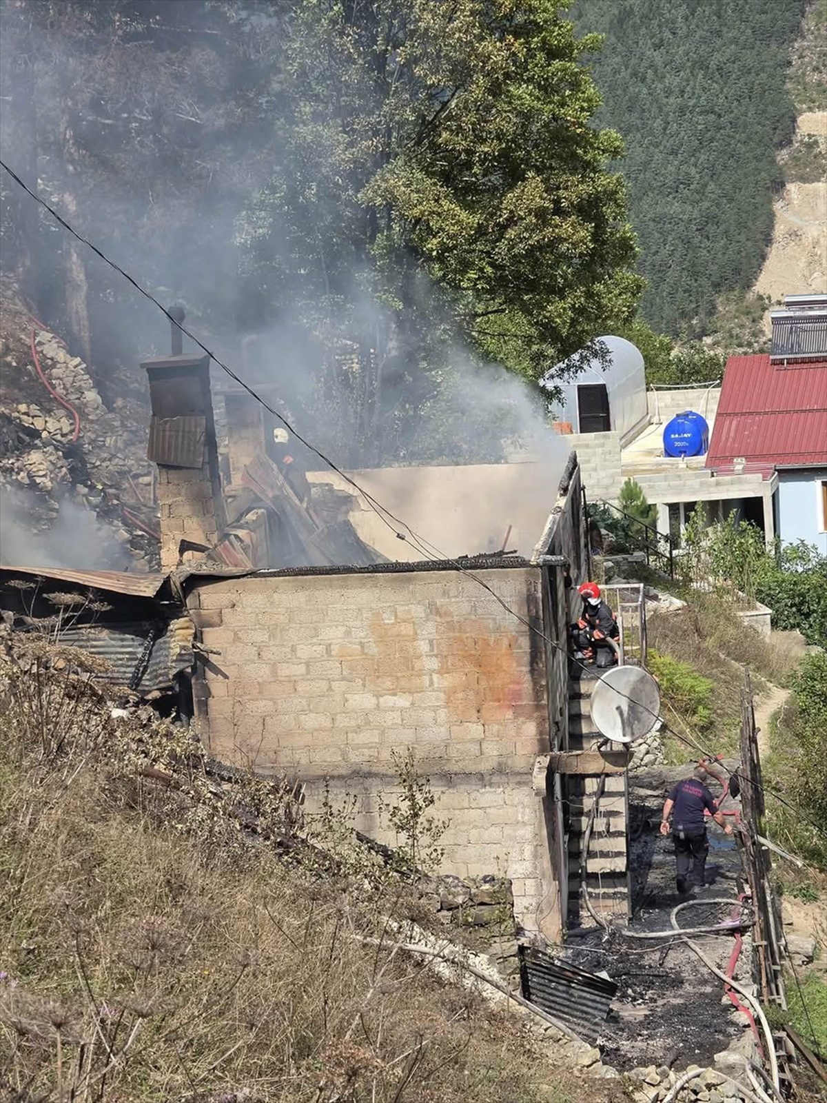 Trabzon Çaykara\'da kardeşlerin evinde çıkan yangın söndürüldü, ev kullanılamaz oldu