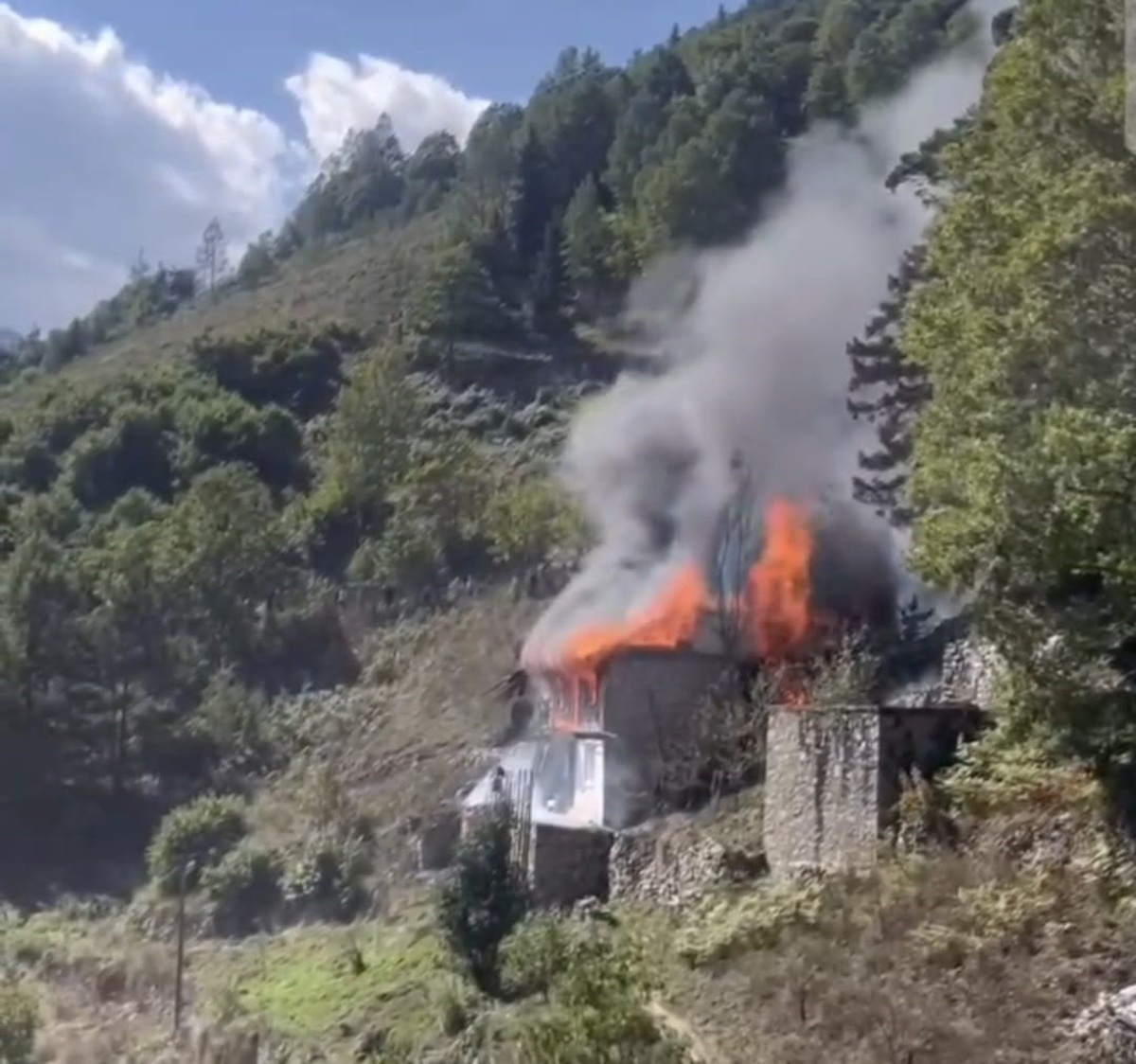 Trabzon Çaykara\'da elektrik kontağından çıkan yangında iki engelli kardeş kurtarıldı