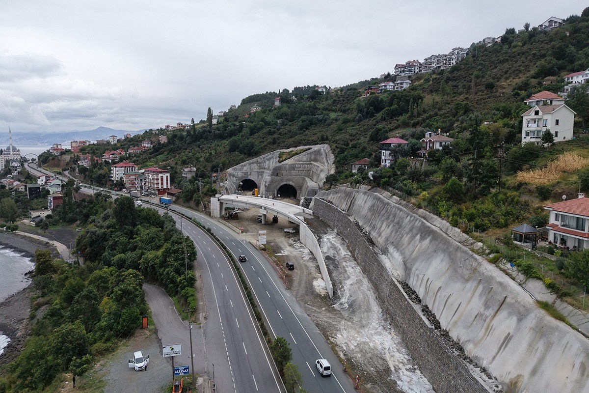 Trabzon\'da Güney Çevre Yolu\'nun Akçaabat geçişinde 7 tünelin 4\'ünde kazı sürüyor