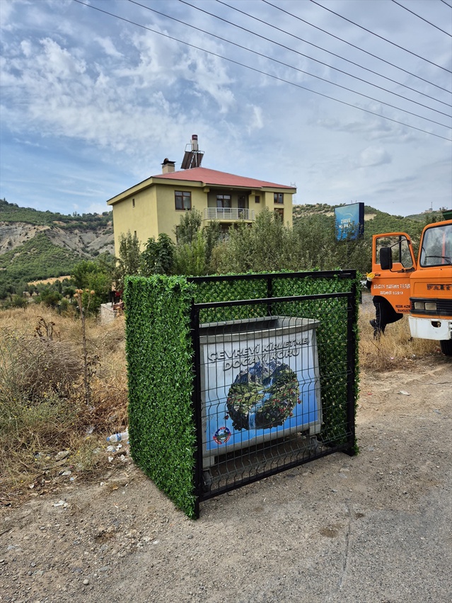 Tunceli'de çöp konteynerleri çim çitli kafeslere alınarak görsel kirlilik azaltılıyor