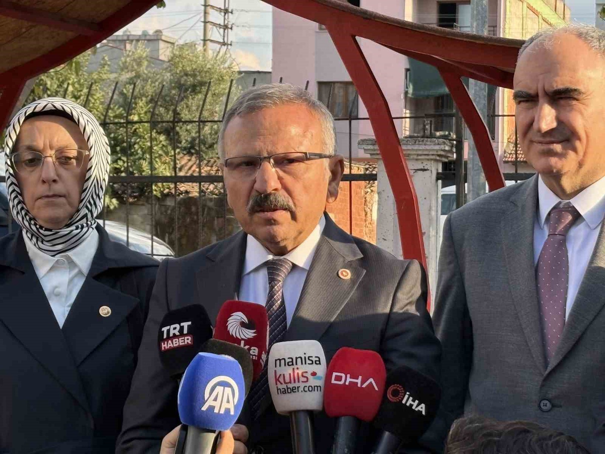 TBMM komisyonu Turgutlu\'da aileleri dijital şiddet ve gamalı haça karşı uyardı