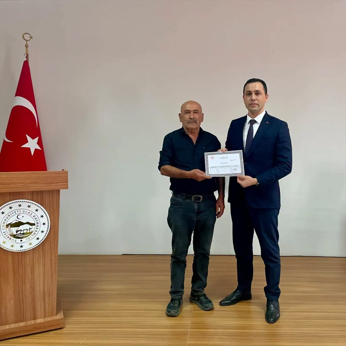 Ulaş Kaymakamı Avcı, çevre çalışmasına katkı sunan Cılga\'ya teşekkür belgesi verdi