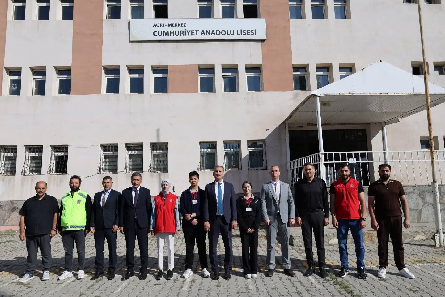 Ağrı'da okulları ziyaret eden Vali Bozkurt, güvenlik ve temizlik durumunu inceledi