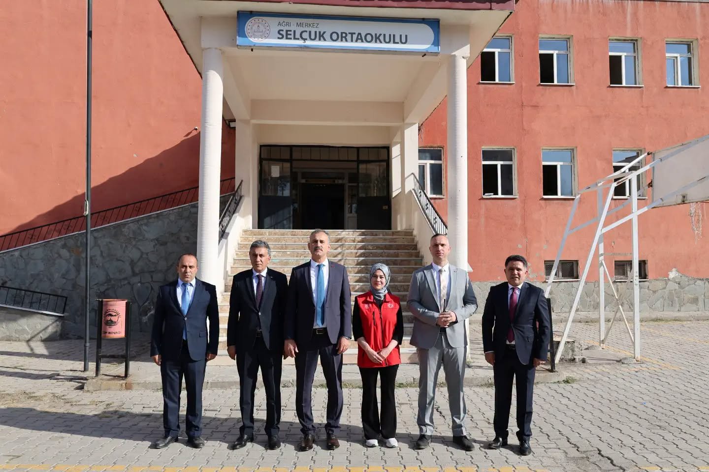 Ağrı'da okulları ziyaret eden Vali Bozkurt, güvenlik ve temizlik durumunu inceledi