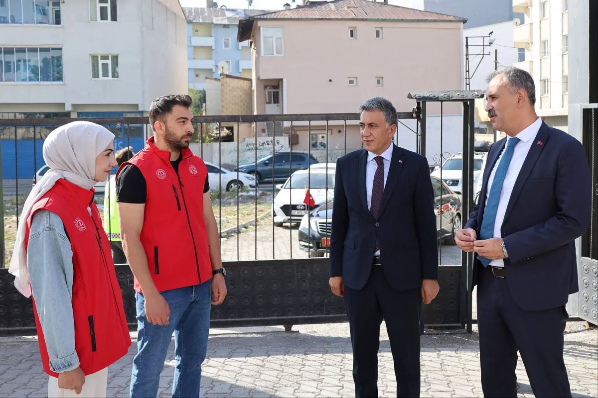 Ağrı\'da okulları ziyaret eden Vali Bozkurt, güvenlik ve temizlik durumunu inceledi