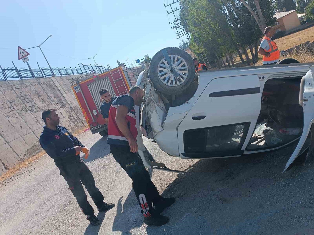 Van Erciş\'te kontrolden çıkan otomobil istinat duvarından düştü, sürücü yaralandı